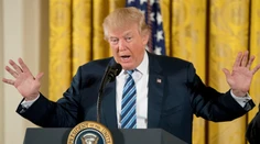 Trumpov deň D je tu. Na hraniciach Mexika chce začať stavať múr