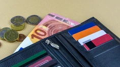 Žene omylom pristálo na účte 13-tisíc eur. Zatajila to a teraz má na krku problém