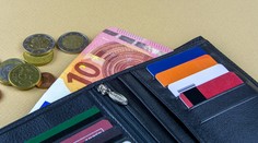 Žene omylom pristálo na účte 13-tisíc eur. Zatajila to a teraz má na krku problém