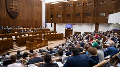 Národná rada nemá peniaze. Aby ušetrili, vypli klimatizáciu v kanceláriách poslancov a hrozí aj vypnutie svetla