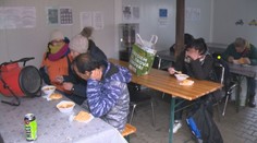 Zbierajú hračky, rozdávajú potraviny či teplú polievku. Ľudia po celom Slovensku pomáhajú tým, ktorí to najviac potrebujú