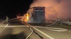 Plamene, dym a neprejazdné pruhy: Na D2 v sobotu večer horel kamión