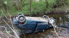 Opitý a bez vodičáku viezol dve deti. Po šialenej jazde skončil na streche