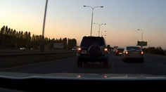 Nafetovaný vodič utekal policajtom cez pole, potom skončil v plote