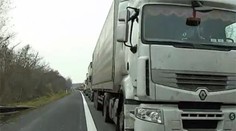 Nebezpečná zákruta v Šarišskom Štiavniku. Havárie demolujú okolie