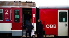 Priecestie vo Vajnoroch je naďalej neprejazdné. Výrazne to komplikuje dopravu