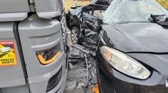 FOTO: Tragická nehoda na juhu Slovenska. Auto po zrážke odhodilo pod nákladiak, mladá vodička neprežila