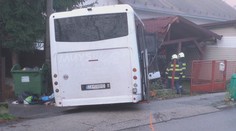 V Žiline narazil autobus s 20 ľuďmi do odstavenej dodávky. Zranilo sa niekoľko cestujúcich