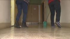 Nútia ich umývať deti, ktoré nestihnú dobehnúť na záchod. Upratovačky v Jarovniciach sa búria