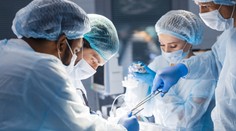 Chyba lekárov vyšla draho: Nemocnica v Česku platí za rúško zabudnuté v bruchu pacienta