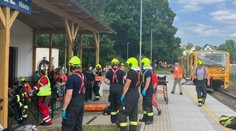 Nešťastie na železnici v Česku: Pri Liberci sa zrazil vlak s nákladným autom, zranených je 18, štyria vážne
