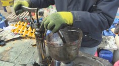 Muži bojujú, ženy vyrábajú bomby. S kamerou sme sa dostali do improvizovanej továrne na Molotov koktaily