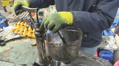 Muži bojujú, ženy vyrábajú bomby. S kamerou sme sa dostali do improvizovanej továrne na Molotov koktaily