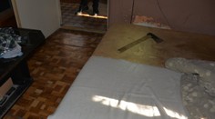 Iba 17-ročný mladík zaútočil sekerou na spiaceho mladšieho brata. Mieril rovno na hlavu