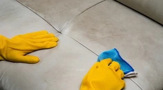 Ako nová! Matka ukázala jednoduchý tip, ako vyčistiť riadne špinavú sedačku