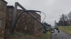 Zlomilo ho ako špajdľu. Vysoký betónový stĺp elektrického vedenia vo Svidníku praskol v polovici