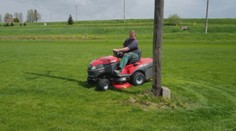 V strede futbalového ihriska majú elektrický stĺp