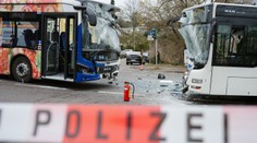 Strašidelná nehoda: Pri zrážke autobusov sa zranili desiatky ľudí