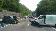 Vážna nehoda v okrese Žiar nad Hronom. Zranili sa dve osoby, zasahoval aj vrtuľník