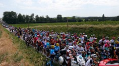 TdF narušil protest: Sagan si musel vyplachovať oči, zrejme kvôli slznému plynu