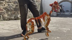 Cestuje po celej Európe a zabáva ľudí na uliciach. Bábkar pretvára trápenie na humor