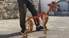 Cestuje po celej Európe a zabáva ľudí na uliciach. Bábkar pretvára trápenie na humor