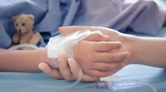 Chlapec bojoval o život, no jeho rodičia odmietli krv od zaočkovaných. Súd im ho odobral