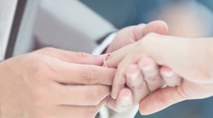 Pokus s prstami. Zistite, prečo sa obrúčky nosia na prstenníku