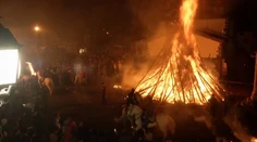 Dedina v plameňoch a ľudia pritom popíjali víno a spievali