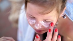 Riskujú rakovinu. Ľudia zabúdajú na dôležitú časť tváre, ktorú nechránia opaľovacím krémom