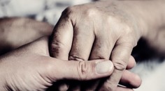 Do poslednej chvíle držal ženu za ruku. Zomrel necelú hodinu po nej