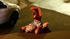 Turisti mali sex uprostred ulice. Mladík tvrdil, že má AIDS