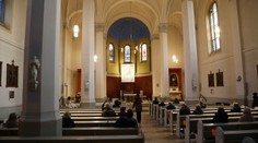 Farárka verejne zosobášila štyroch mužov. Boh podľa nej tento vzťah schvaľuje, cirkev sa jej zastala