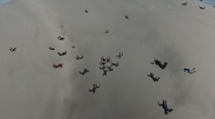 Slovenskí parašutisti prekonali rekord: Dojímavá motivácia zoskoku vás chytí za srdce