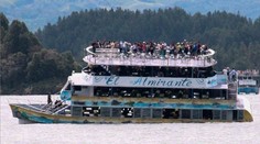 Výletná loď sa prelomila na polovicu a začala sa potápať