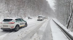 Snehová kalamita v Trenčianskom kraji. Skrížené kamióny zablokovali frekventovanú cestu