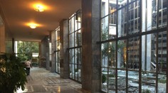 Zábery zo zničeného parlamentu v Ankare. Zasiahli ho tri rany z tanku