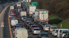 V Bratislave sa na viacerých miestach tvoria dlhé kolóny