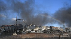 Požiar vlaku, ktorý prevážal benzén, je pod kontrolou. Prevádzku na trati obnovia asi až o niekoľko týždňov