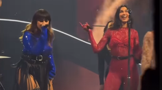 Ich spoločný duet valcuje sociálne siete. Dua Lipa si na koncerte pozvala na pódium Ewu Farnu