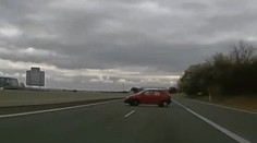 Nebezpečný manéver vodičky seniorky. Otočila sa do protismeru uprostred diaľnice a pokračovala v jazde