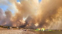 Z ostrova Rodos evakuovali tisícky turistov vrátane Slovákov. Oheň už zasiahol tri hotely v známom letovisku