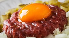 Tatarák už nájdete v menu reštaurácií. Aj s varovnou formulkou