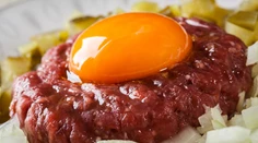 Tatarák už nájdete v menu reštaurácií. Aj s varovnou formulkou