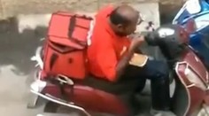 Nachytali ho pri čine. Zamestnanec donášky ochutnával zabalené jedlo