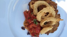 RECEPT NA DNES: Cibuľové placky s cibuľovými krúžkami v pivnom cestíčku
