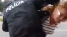 Na policajta, ktorý drsne spacifikoval vodičku, padol prvý trest