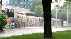 VIDEO: Prietrž mračien zaliala podvečer ulice v Banskej Bystrici, primátor vyhlásil 3. stupeň povodňovej aktivity