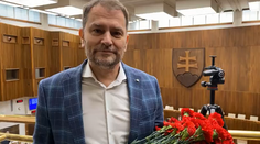 S návrhom o matkách bez daní mu nepomohli kvety ani billboardy. Matovič nepresvedčil parlament