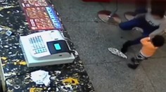 Zbláznila sa. Chlapčeka dobila kvôli hamburgeru